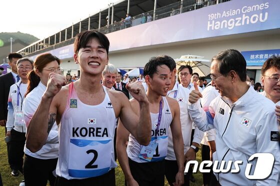전웅태가 24일 중국 항저우 푸양 인후 스포츠센터에서 열린 근대5종 남자 개인 결선에서 우승한 후 포즈를 취하고 있다. 전웅태는 근대5종 남자 개인전과 단체전에서 금메달을 획득, 대한민국 최초 항저우 아시안게임 2관왕을 달성했다. 2023.9 24/뉴스1 © News1 유승관 기자