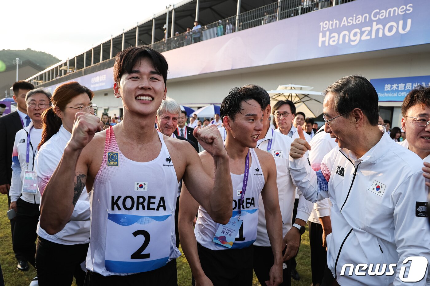 본문 이미지 - 전웅태가 24일 중국 항저우 푸양 인후 스포츠센터에서 열린 근대5종 남자 개인 결선에서 우승한 후 포즈를 취하고 있다. 전웅태는 근대5종 남자 개인전과 단체전에서 금메달을 획득, 대한민국 최초 항저우 아시안게임 2관왕을 달성했다. 2023.9 24/뉴스1 ⓒ News1 유승관 기자