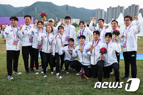 근대5종 국가대표팀이 24일 중국 항저우 푸양 인후 스포츠센터에서 열린 근대5종 남자 개인 결선직후 기념 촬영을 하고 있다. 근대5종 대표팀은 이날 열린 남녀 결선에서 금메달 2개(남자 개인 전웅태, 남자 단체), 은메달 2개(여자 개인 김선우, 남자 개인 이지훈), 동메달 1개(여자 단체)를 획득했다. 2023.9 24/뉴스1 © News1 유승관 기자