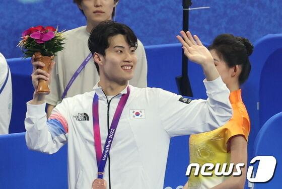 24일 오후 중국 항저우 올림픽 스포츠센터 수영장에서 열린 남자 자유형 100m 결선 경기에서 3위를 차지한 대한민국 황선우가 관중들에게 인사하고 있다. 2023.9.24/뉴스1 © News1 민경석 기자