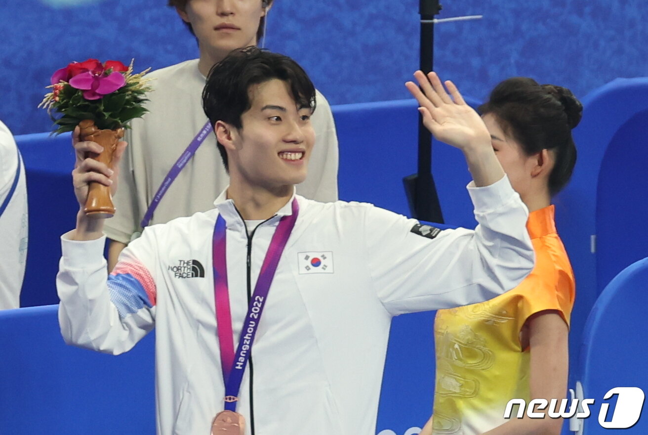본문 이미지 - 24일 오후 중국 항저우 올림픽 스포츠센터 수영장에서 열린 남자 자유형 100m 결선 경기에서 3위를 차지한 대한민국 황선우가 관중들에게 인사하고 있다. 2023.9.24/뉴스1 ⓒ News1 민경석 기자