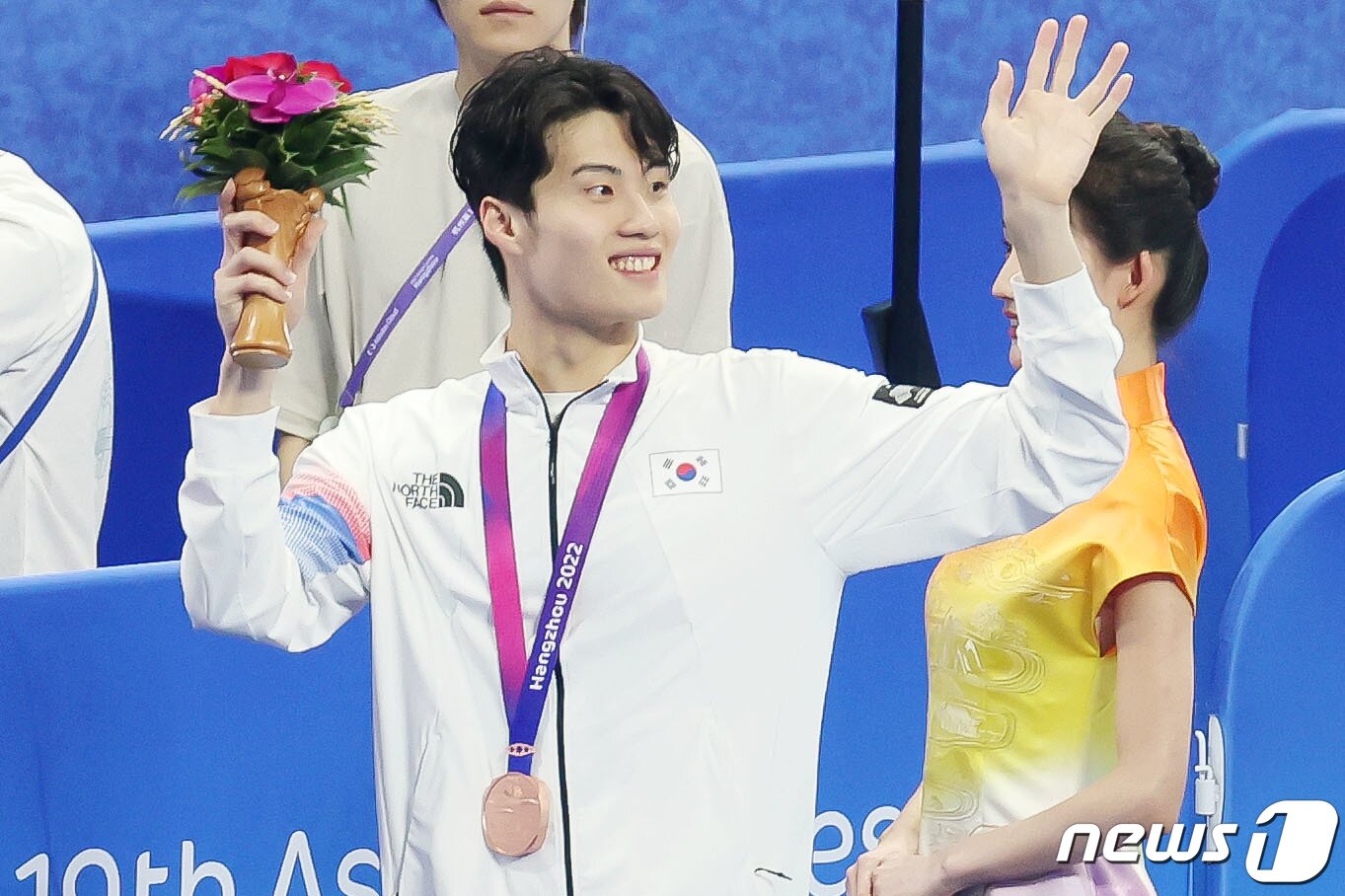 본문 이미지 - 24일 오후 중국 항저우 올림픽 스포츠센터 수영장에서 열린 남자 자유형 100m 결선 경기에서 3위를 차지한 대한민국 황선우가 관중들에게 인사하고 있다. 2023.9.24/뉴스1 ⓒ News1 민경석 기자
