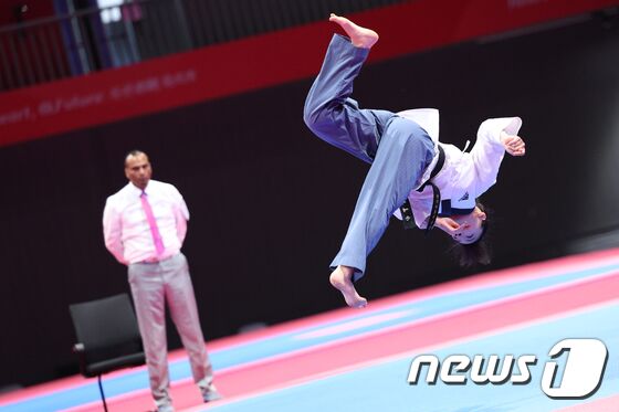 24일 오후 중국 항저우 린안 스포츠문화·전시센터에서 열린 2022 항저우 아시안게임 태권도 품새 여자 개인전 결승에서 차예은이 품새를 선보이고 있다. 태권도 품새 차예은은 강완진에 이어 대한민국에 두 번째 금메달을 안겼다. 2023.9.24/뉴스1 © News1 신웅수 기자