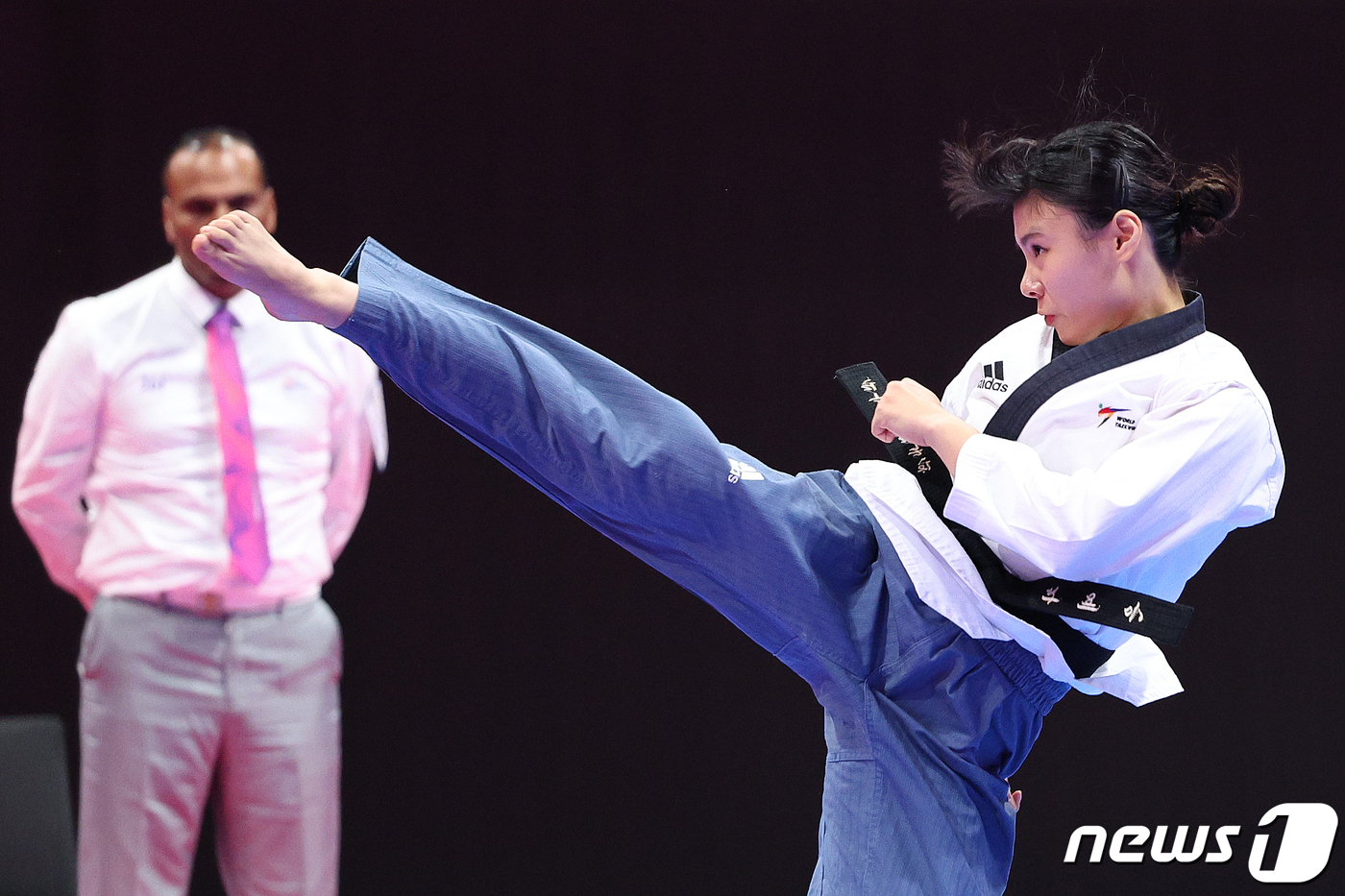 (항저우(중국)=뉴스1) 신웅수 기자 = 24일 오후 중국 항저우 린안 스포츠문화·전시센터에서 열린 2022 항저우 아시안게임 태권도 품새 여자 개인전 결승에서 차예은이 품새를 선 …