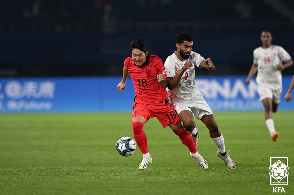 항저우 아시안게임 남자 축구대표팀 이강인이 24일 중국 진화시 진화 스포츠 센터 스타디움에서 열린 바레인과의 E조 조별리그 최종전에서 상대 선수와 치열한 승부를 펼치고 있다. &#40;대한축구협회 제공&#41;