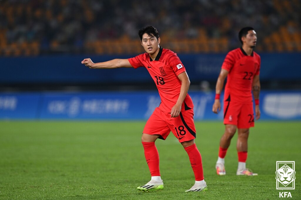 본문 이미지 - 항저우 아시안게임 남자 축구대표팀 이강인이 24일 중국 진화시 진화 스포츠 센터 스타디움에서 열린 바레인과 E조 조별리그 최종전에서 피치를 누비고 있다. (대한축구협회 제공) 2023.9.24/뉴스1