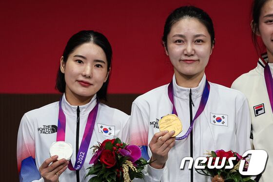 최인정(금메달, 오른쪽)과 송세라가 24일 중국 항저우 디안즈대학에서 열린 2022 항저우 아시안게임 펜싱 여자 에페 결승 시상식에서 메달을 들어 보이고 있다. 2023.9.24/뉴스1 © News1 유승관 기자