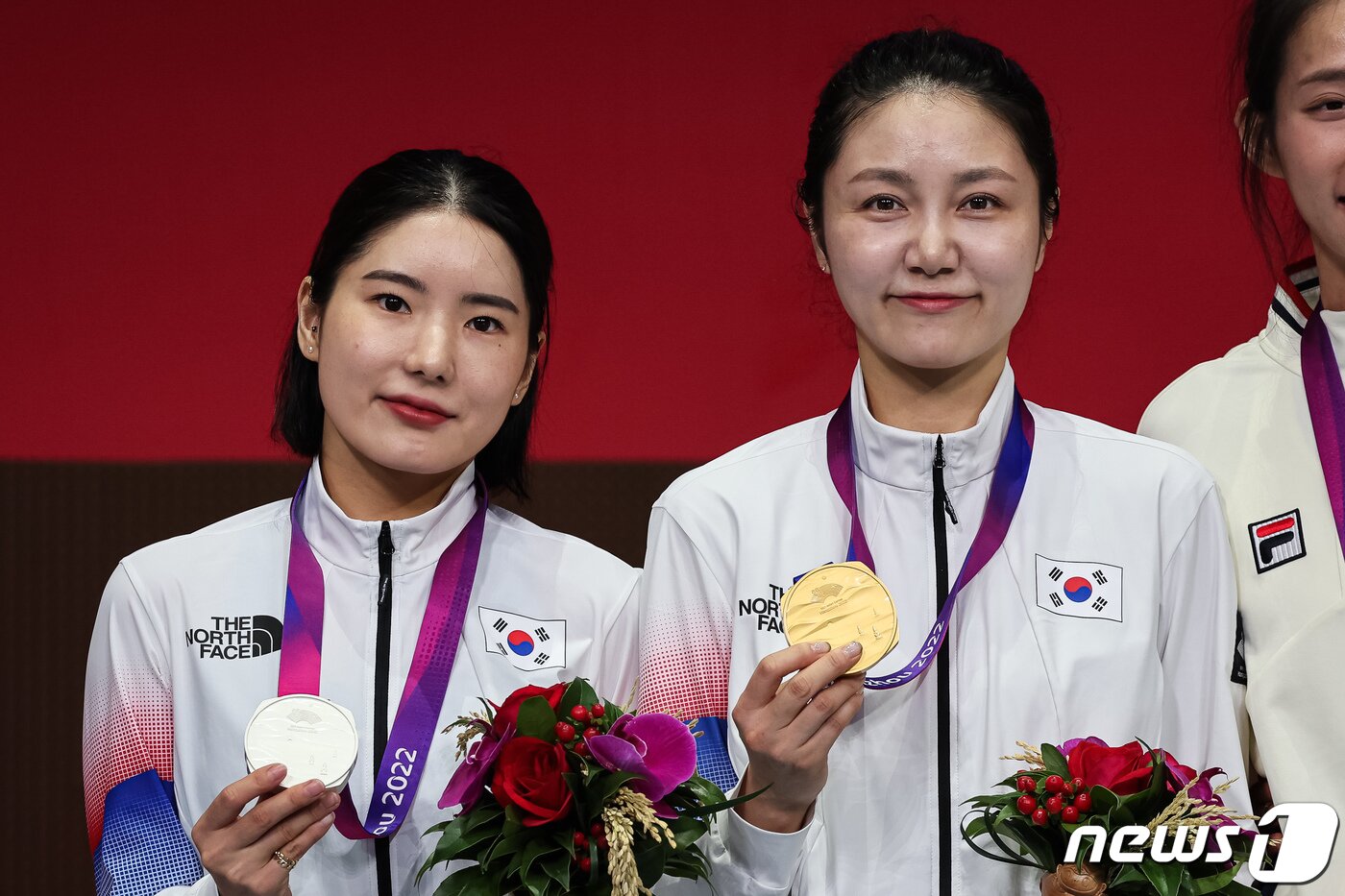 본문 이미지 - 최인정(금메달, 오른쪽)과 송세라가 24일 중국 항저우 디안즈대학에서 열린 2022 항저우 아시안게임 펜싱 여자 에페 결승 시상식에서 메달을 들어 보이고 있다. 2023.9.24/뉴스1 ⓒ News1 유승관 기자