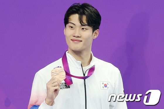 24일 오후 중국 항저우 올림픽 스포츠센터 수영장에서 열린 남자 자유형 100m 결선 경기에서 3위를 차지한 대한민국 황선우가 동메달을 목에 건 뒤 포즈를 취하고 있다. 2023.9.24/뉴스1 © News1 민경석 기자