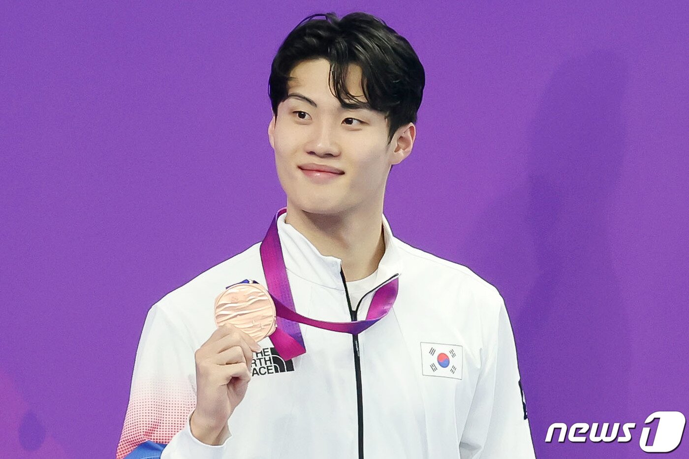 본문 이미지 - 24일 오후 중국 항저우 올림픽 스포츠센터 수영장에서 열린 남자 자유형 100m 결선 경기에서 3위를 차지한 대한민국 황선우가 동메달을 목에 건 뒤 포즈를 취하고 있다. 2023.9.24/뉴스1 ⓒ News1 민경석 기자