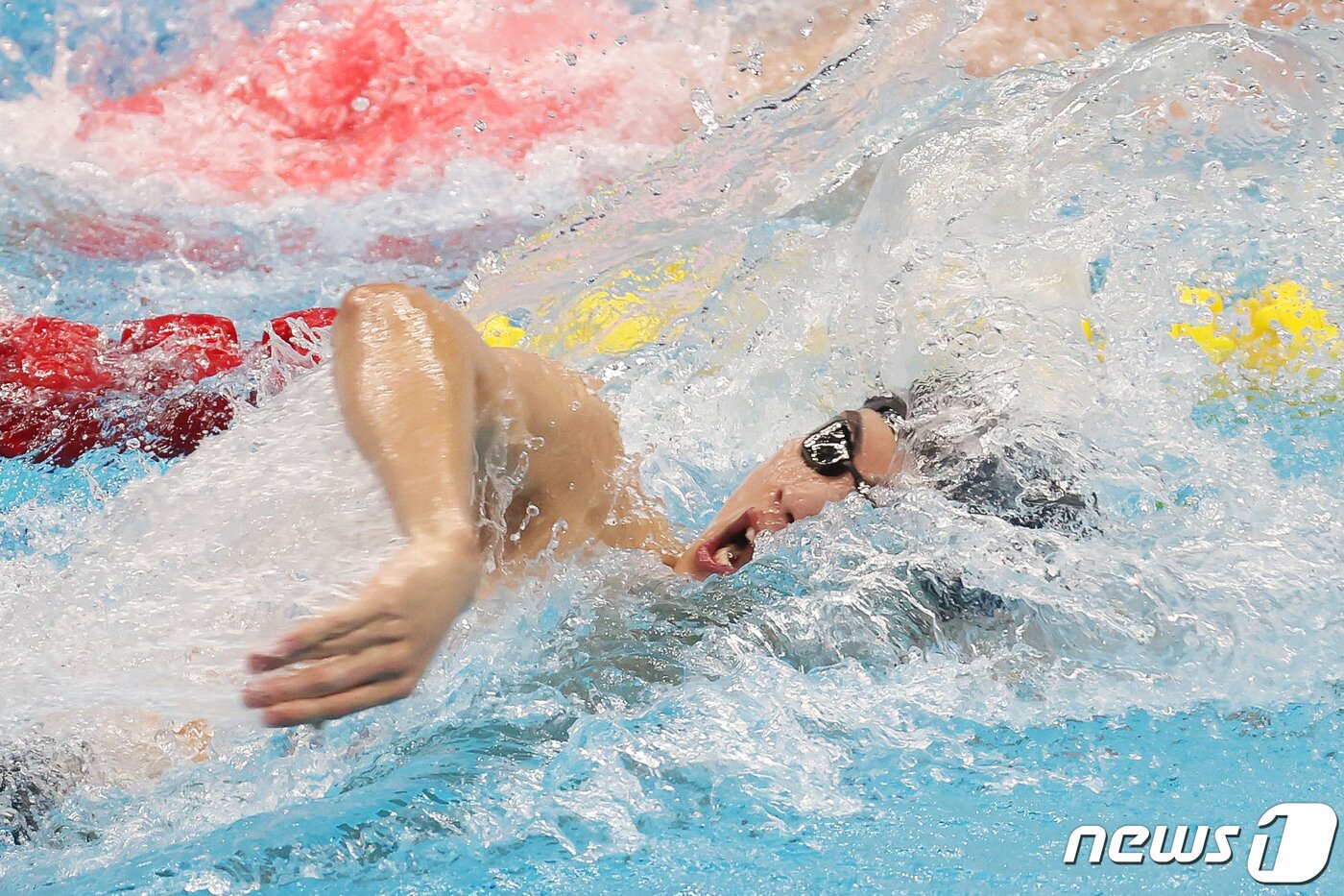 본문 이미지 - 24일 오후 중국 항저우 올림픽 스포츠센터 수영장에서 열린 남자 자유형 100m 결선 경기에서 대한민국 황선우가 역영을 펼치고 있다. 2023.9.24/뉴스1 ⓒ News1 민경석 기자
