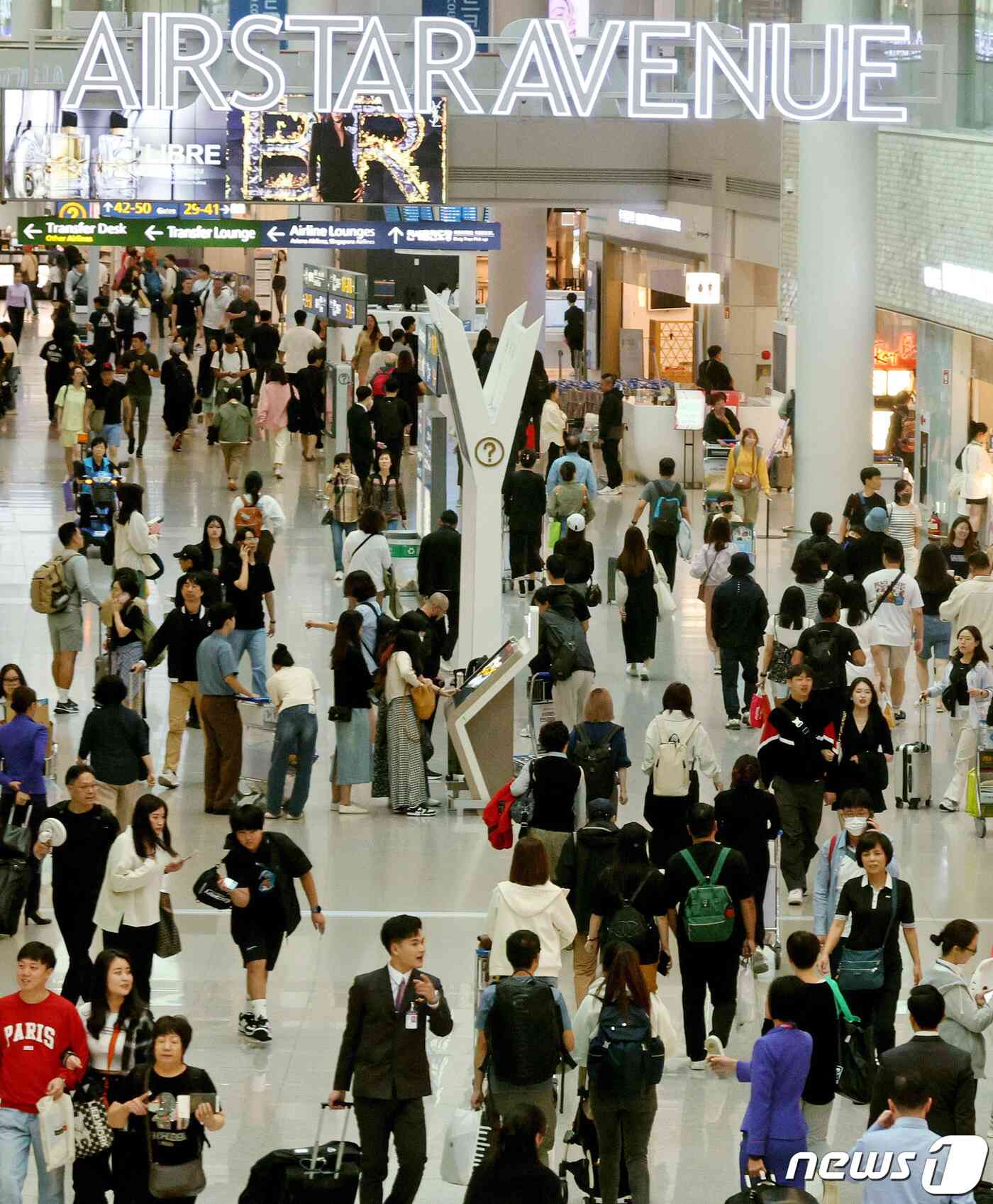 추석 황금연휴를 앞둔 25일 오전 인천국제공항 1터미널 면세점에 해외 여행을 떠나려는 여행객들이 붐비고 있다. 2023.9.25/뉴스1 © News1 장수영 기자