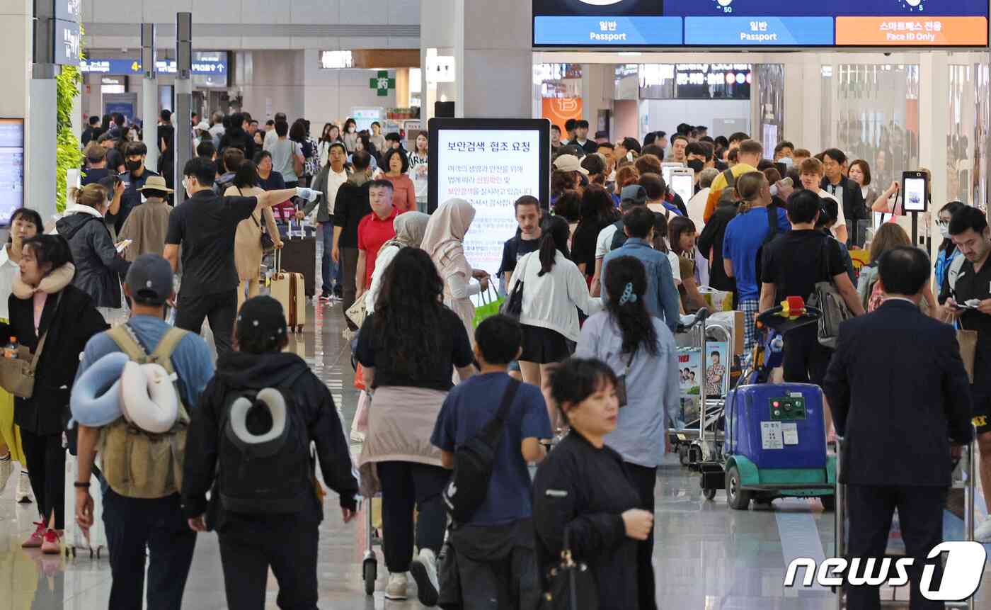 추석 황금연휴를 앞둔 지난 9월25일 오전 인천국제공항 1터미널 출국장에 해외 여행을 떠나려는 여행객들이 붐비고 있다. 2023.9.25/뉴스1 © News1 장수영 기자