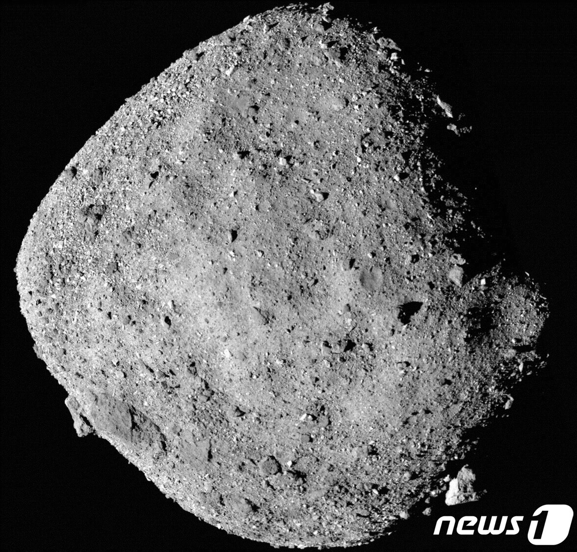 본문 이미지 - 지난 2018년 12월2일(현지시간) 미국 항공우주국(NASA·나사)의 무인 탐사선 '오시리스-렉스'(OSIRIS-REx)가 소행성 베누(Bennu)를 24㎞ 떨어진 위치에서 찍은 사진. 2023.9.25. ⓒ 로이터=뉴스1 ⓒ News1 김기성 기자