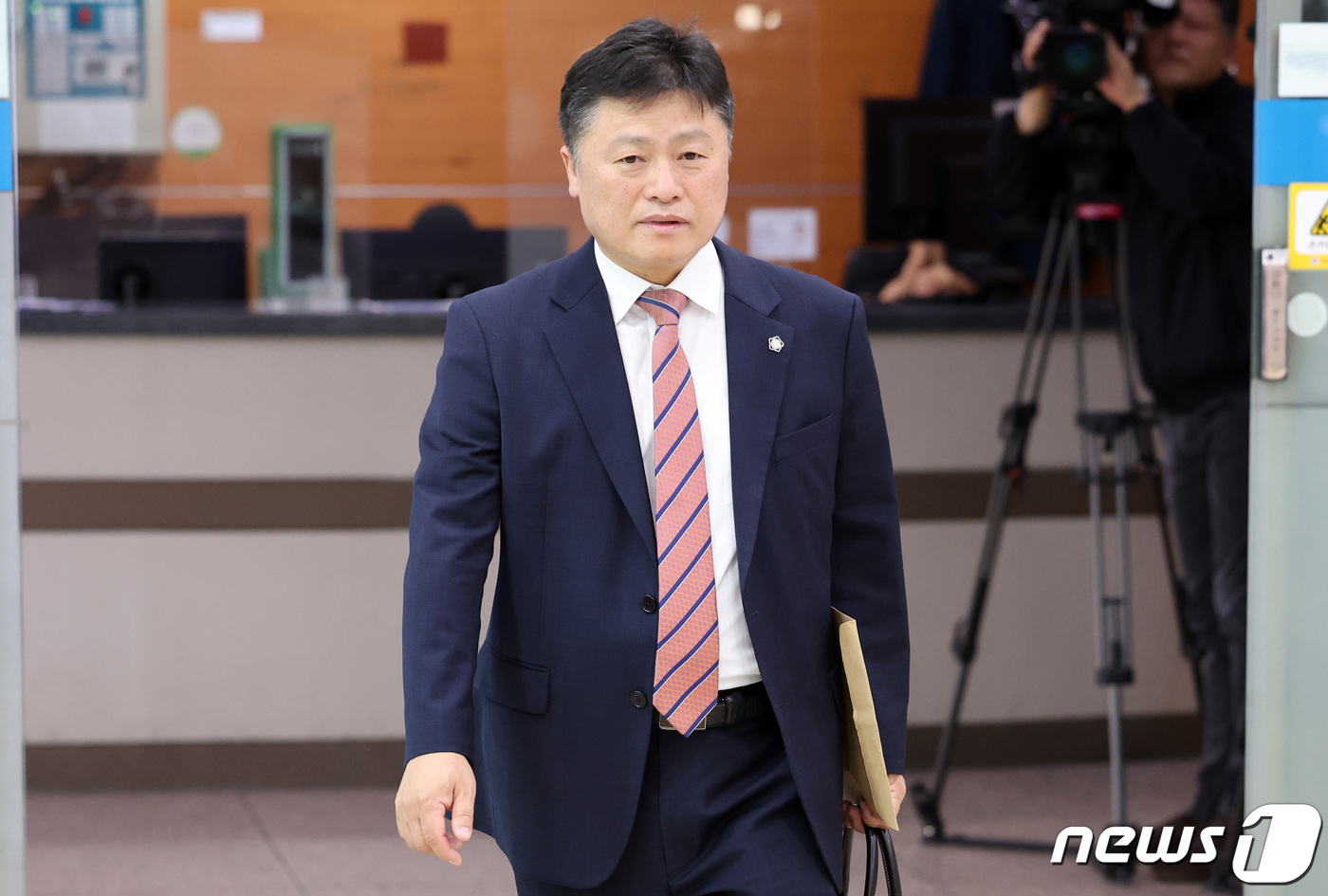 (서울=뉴스1) 김성진 기자 = 채 모 상병 순직 사건을 수사하다 항명 혐의로 입건된 박정훈 전 해병대 수사단장 측 김정민 변호사가 25일 서울 용산구 국방부 종합민원실에서 이종섭 …