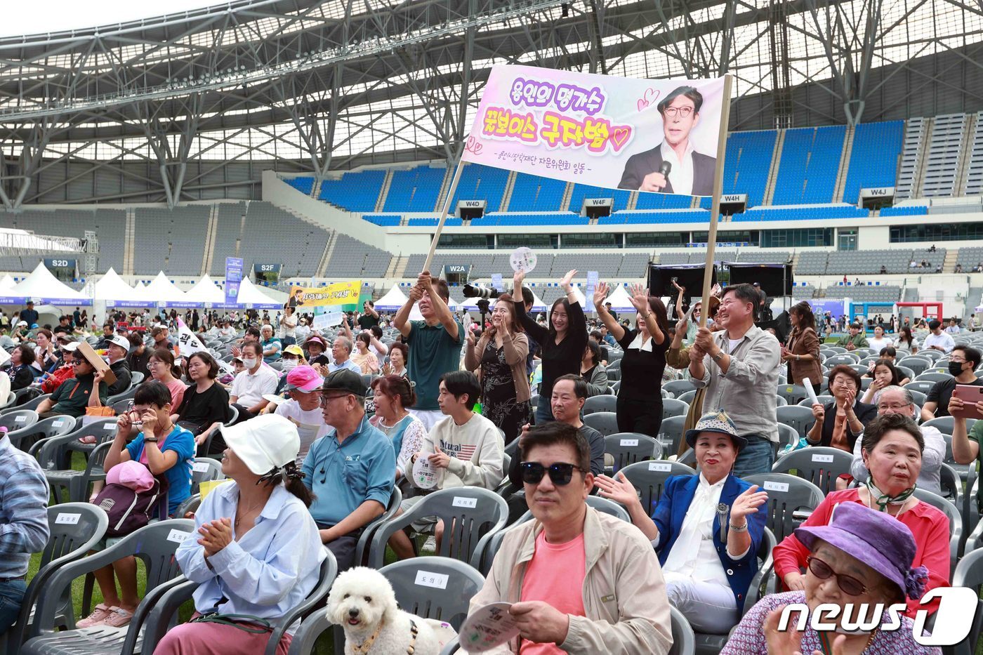 본문 이미지 - 24일 용인미르스타디움에서 열린 '제24회 용인시민 가요제' 때 모습.(용인시 제공)