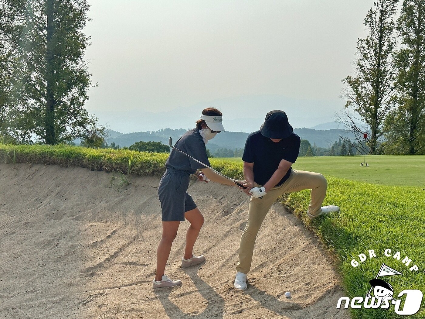 본문 이미지 -  골프존 GDR아카데미 해외 필드 레슨 프로그램 GDR 캠프 벙커 레슨 모습(골프존 제공) 