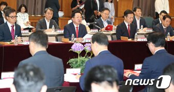 본문 이미지 - 이장우 대전시장이 25일 대전 중구 옛 충남도청 대회의실에서 열린 국민의힘 대전시당과 대전시 당정협의회에 참석해 인사말을 하고 있다. 2023.9.25.뉴스1 ⓒ News1 김기태 기자