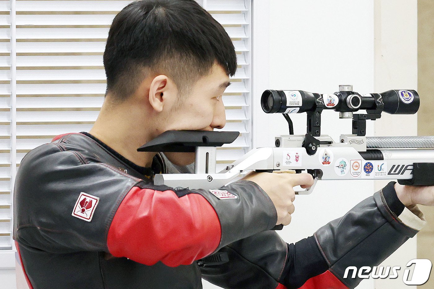 본문 이미지 - 25일 오전 중국 항저우 푸양 인후 스포츠센터에서 열린 2022 항저우 아시안게임 남자 10ｍ 러닝타깃 개인 및 단체전에서 대한민국 곽용빈이 경기를 치르고 있다. 2023.9.25/뉴스1 ⓒ News1 민경석 기자