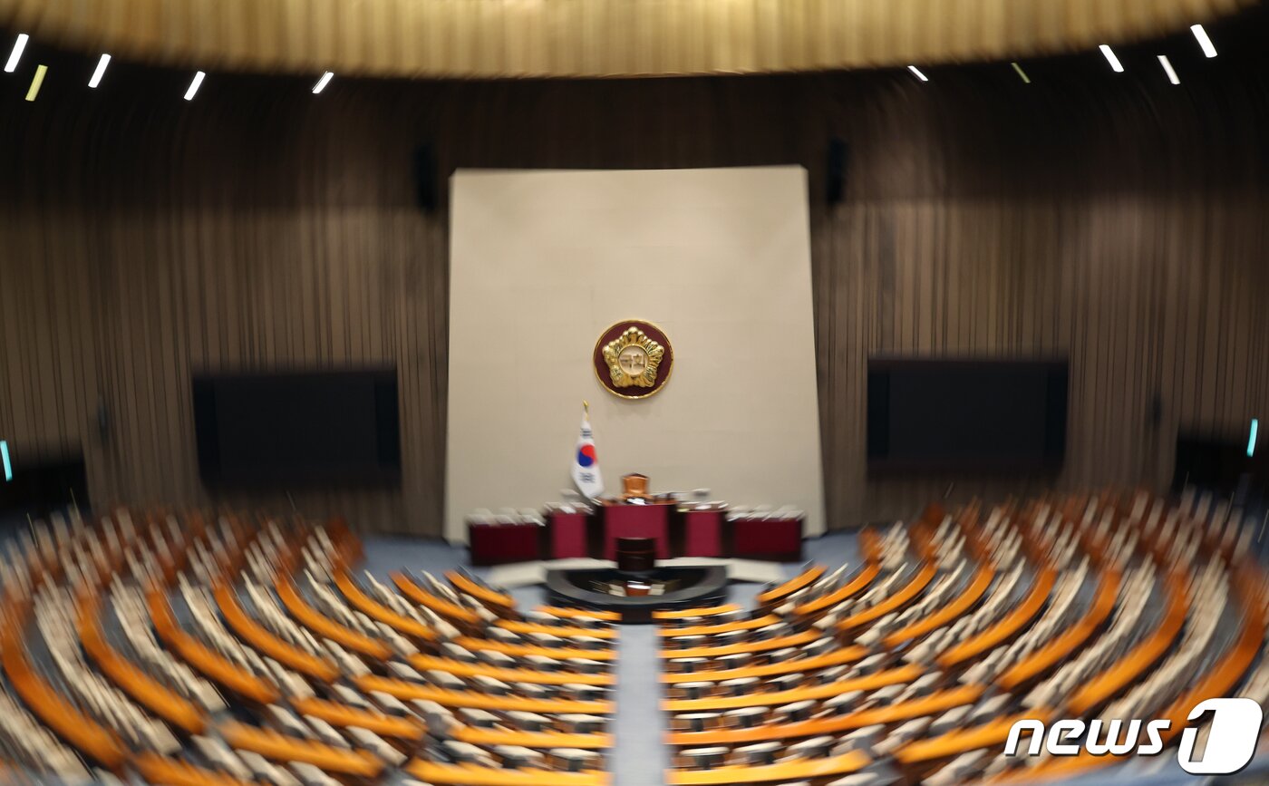 본문 이미지 - 25일 서울 여의도 국회 본회의장이 텅 비어 있다. 이날 예정됐던 이균용 대법원장 후보자 임명동의 등의 표결을 위한 본회의는 이재명 더불어민주당 대표에 대한 체포동의안이 국회를 통과하며 생긴 민주당 내홍으로 무산됐다. 2023.9.25/뉴스1 ⓒ News1 송원영 기자