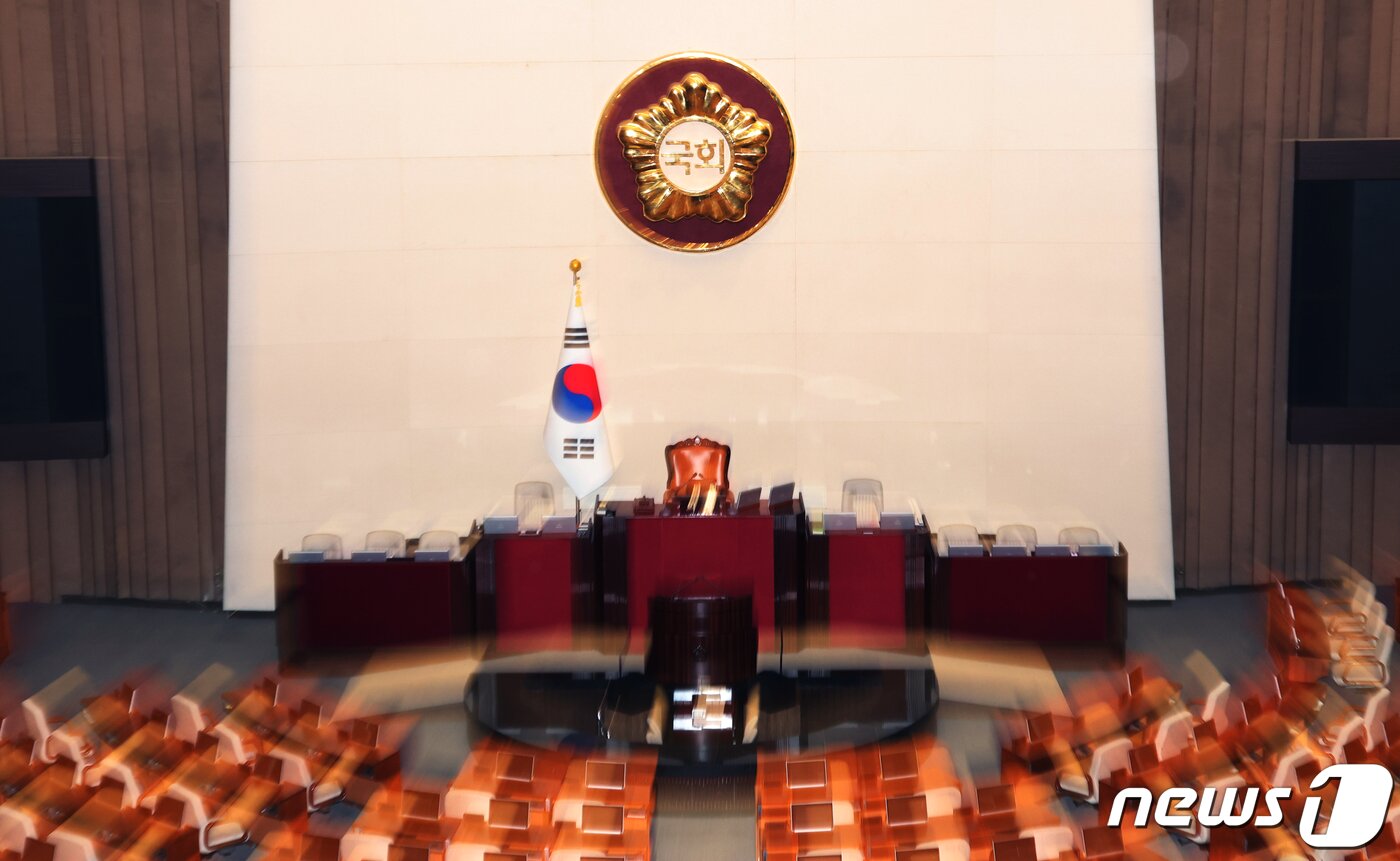 본문 이미지 - 25일 서울 여의도 국회 본회의장이 텅 비어 있다. 이날 예정됐던 이균용 대법원장 후보자 임명동의 등의 표결을 위한 본회의는 이재명 더불어민주당 대표에 대한 체포동의안이 국회를 통과하며 생긴 민주당 내홍으로 무산됐다. 2023.9.25/뉴스1 ⓒ News1 송원영 기자
