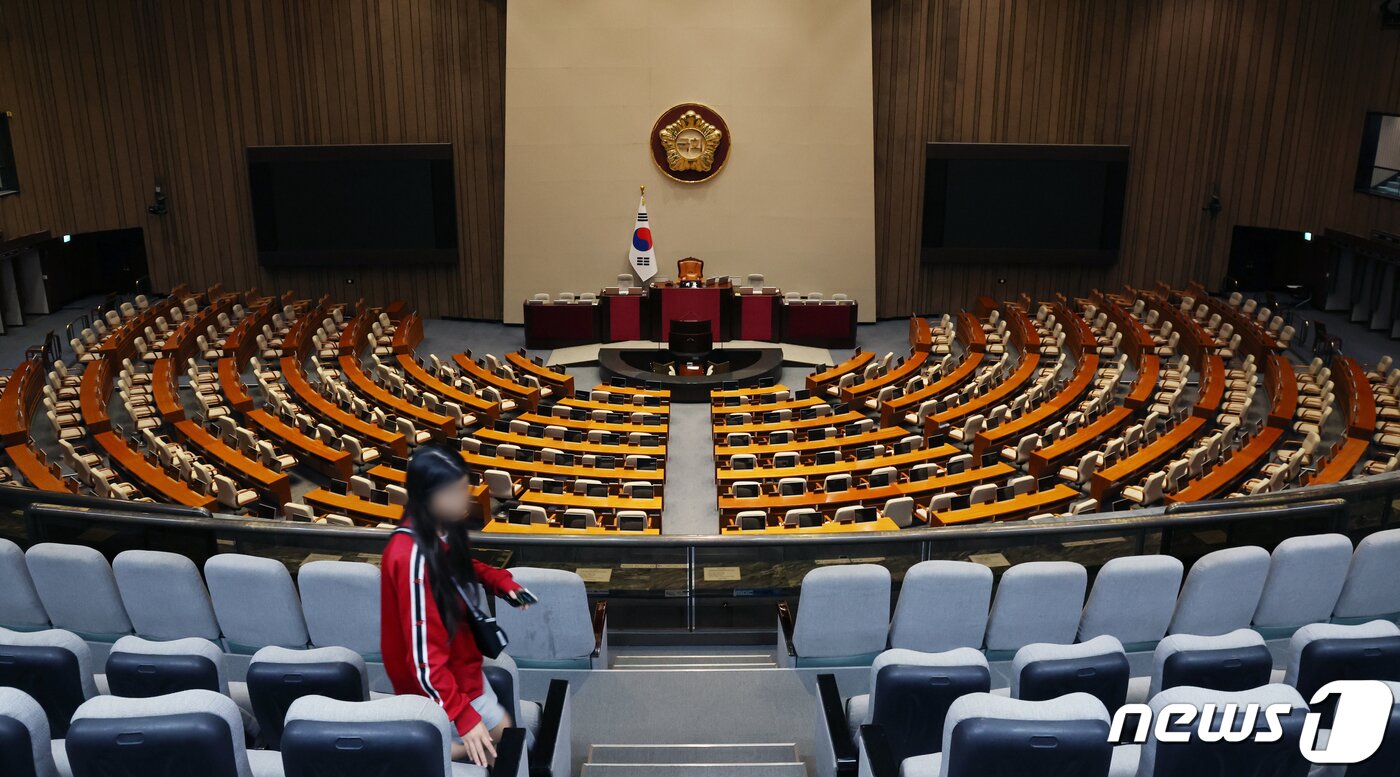 본문 이미지 - 25일 서울 여의도 국회 본회의장이 텅 비어 있다. 이날 예정됐던 이균용 대법원장 후보자 임명동의 등의 표결을 위한 본회의는 이재명 더불어민주당 대표에 대한 체포동의안이 국회를 통과하며 생긴 민주당 내홍으로 무산됐다. 2023.9.25/뉴스1 ⓒ News1 송원영 기자