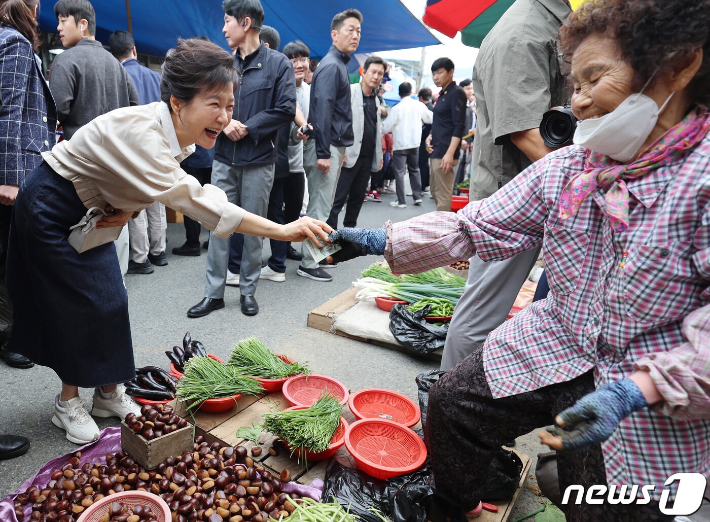본문 이미지 - 박근혜 전 대통령이 25일 오전 대구 달성군 현풍시장을 찾아 장을 보고 있다. 2023.9.25/뉴스1 ⓒ News1 공정식 기자