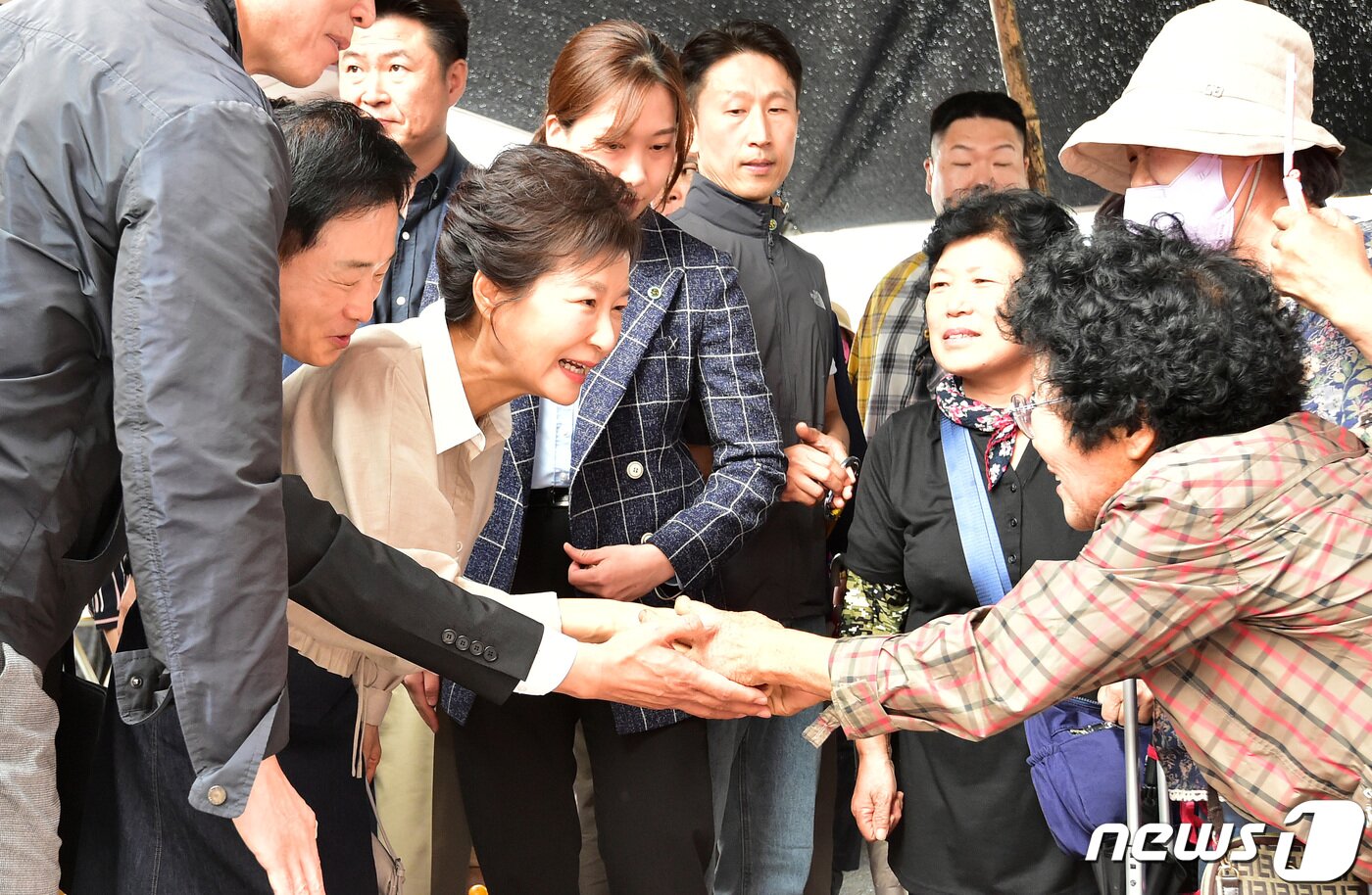 본문 이미지 - 박근혜 전 대통령이 25일 오전 대구 달성군 현풍시장을 찾아 시민들과 인사 나누고 있다. 2023.9.25/뉴스1 ⓒ News1 공정식 기자