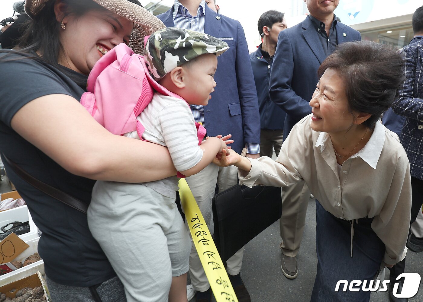 본문 이미지 - 박근혜 전 대통령이 25일 오전 대구 달성군 현풍시장에서 엄마와 함께 시장에 나온 아기와 인사 나누고 있다. 2023.9.25/뉴스1 ⓒ News1 공정식 기자