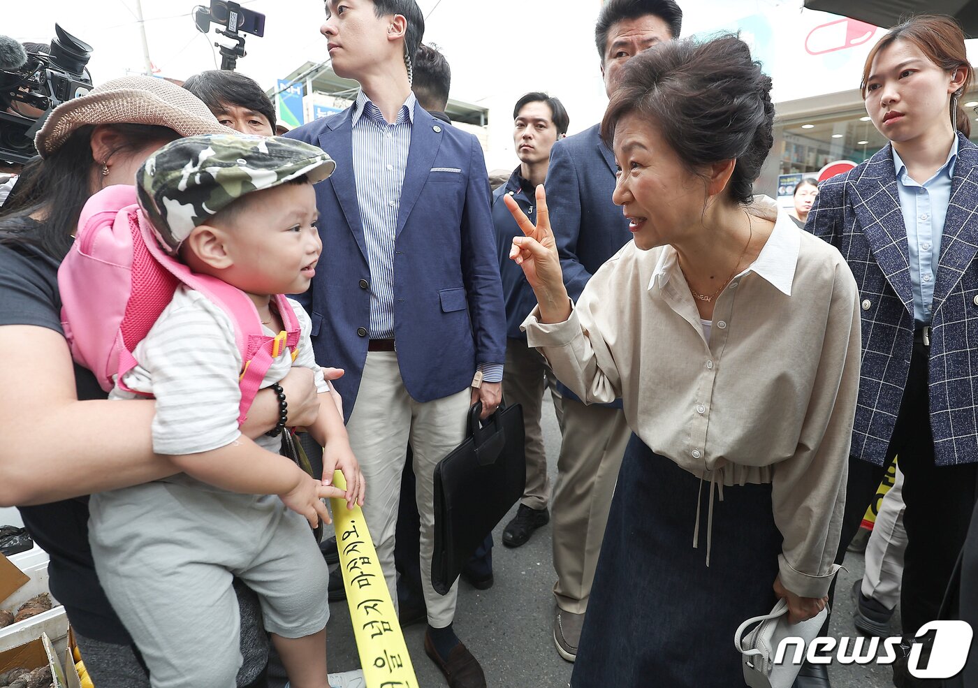 본문 이미지 - 박근혜 전 대통령이 25일 오전 대구 달성군 현풍시장에서 엄마와 함께 시장에 나온 아기와 인사 나누고 있다. 2023.9.25/뉴스1 ⓒ News1 공정식 기자