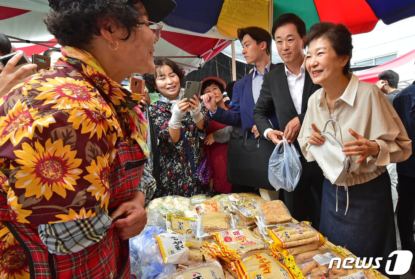 본문 이미지 - 박근혜 전 대통령이 25일 오전 대구 달성군 현풍시장을 찾아 장을 보고 있다. 2023.9.25/뉴스1 ⓒ News1 공정식 기자