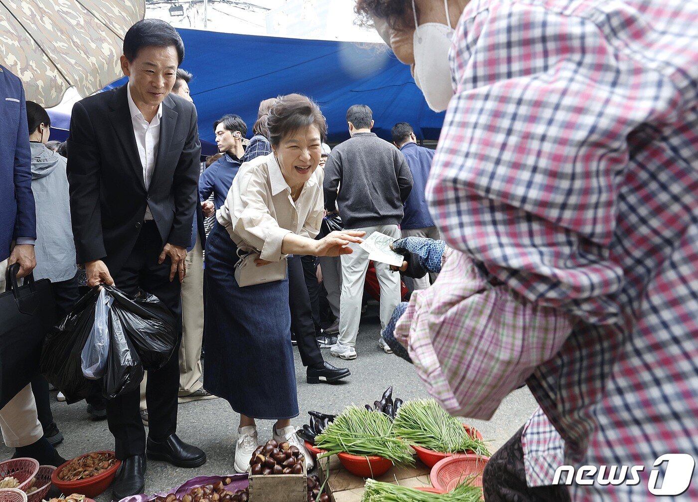 본문 이미지 - 박근혜 전 대통령이 25일 오전 대구 달성군 현풍시장을 찾아 장을 보고 있다. 2023.9.25/뉴스1 ⓒ News1 공정식 기자