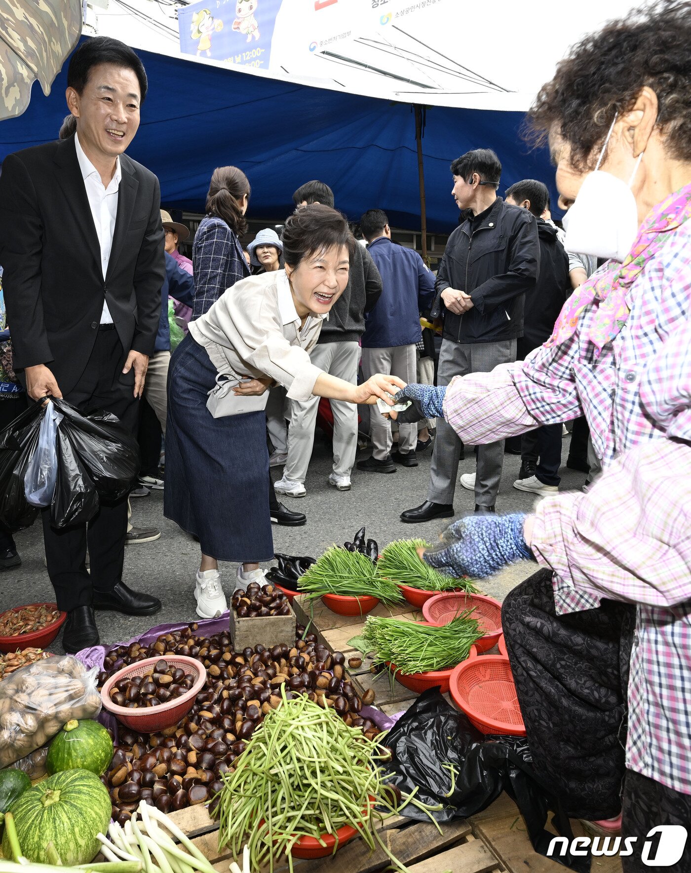 본문 이미지 - 박근혜 전 대통령이 25일 오전 대구 달성군 현풍시장을 찾아 장을 보고 있다. 2023.9.25/뉴스1 ⓒ News1 공정식 기자