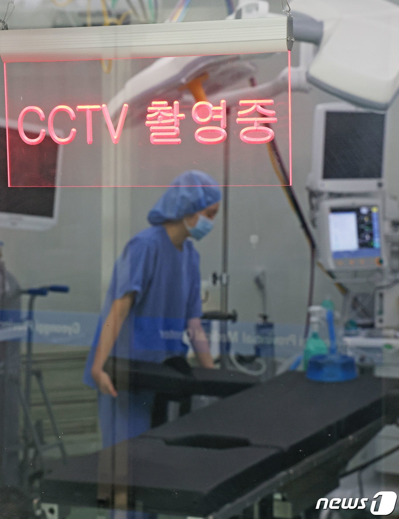본문 이미지 - 환자 의식이 없는 상태에서 수술을 시행하는 의료기관의 수술실에 폐쇄회로 텔레비전(CCTV)을 설치해야 하는 의료법 개정안이 전면 시행된 25일 경기 수원시 장안구 경기도의료원 수원병원 수술실에 CCTV가 설치돼 있다. (공동취재) 2023.9.25/뉴스1 ⓒ News1 김영운 기자