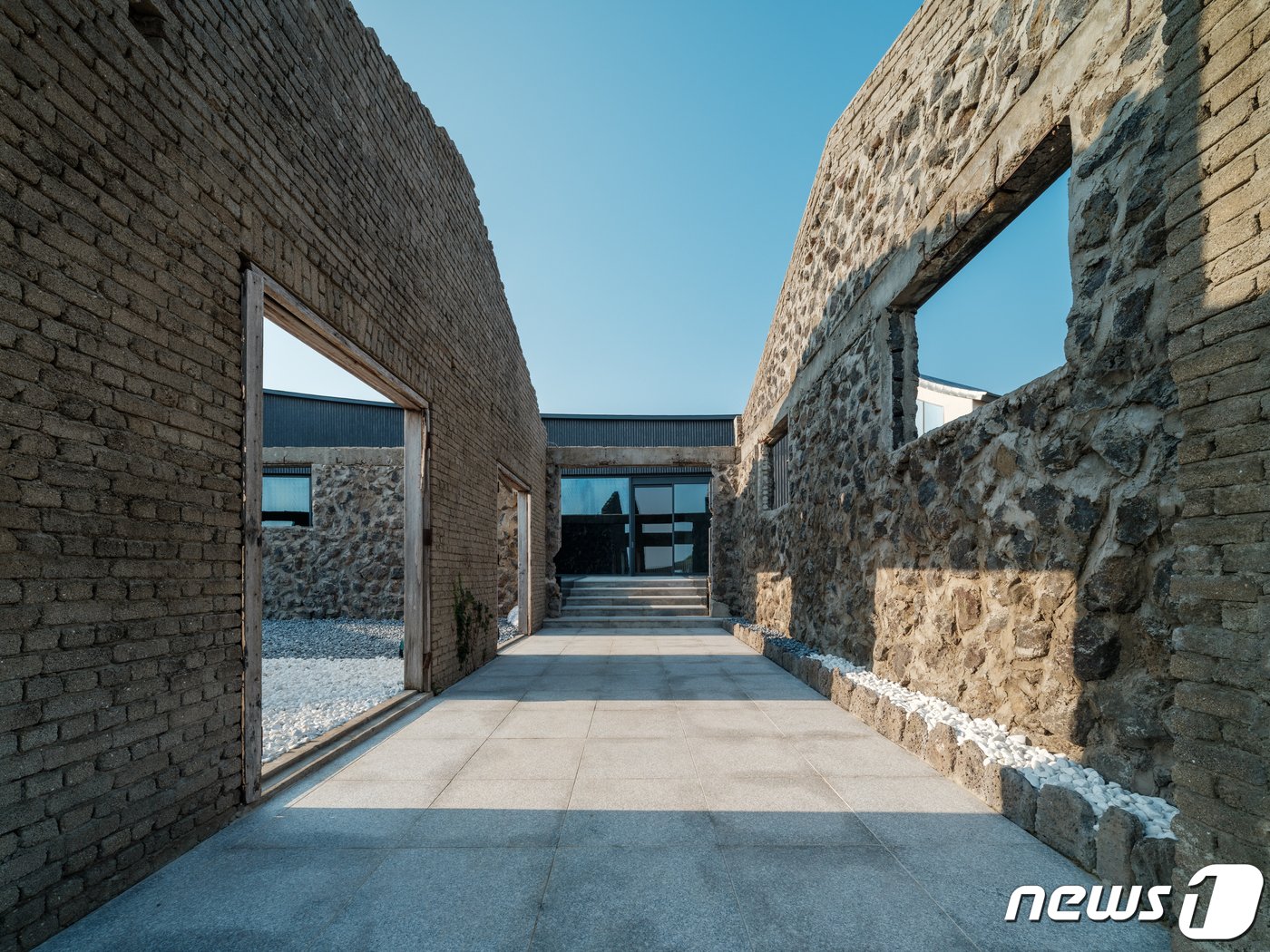 본문 이미지 -   야크마을 조성과정에서 부지에 있던 감귤창고는 완전히 허물지 않고 형태를 남겨놔 이색적인 풍경을 만들어냈다(야크마을 제공)