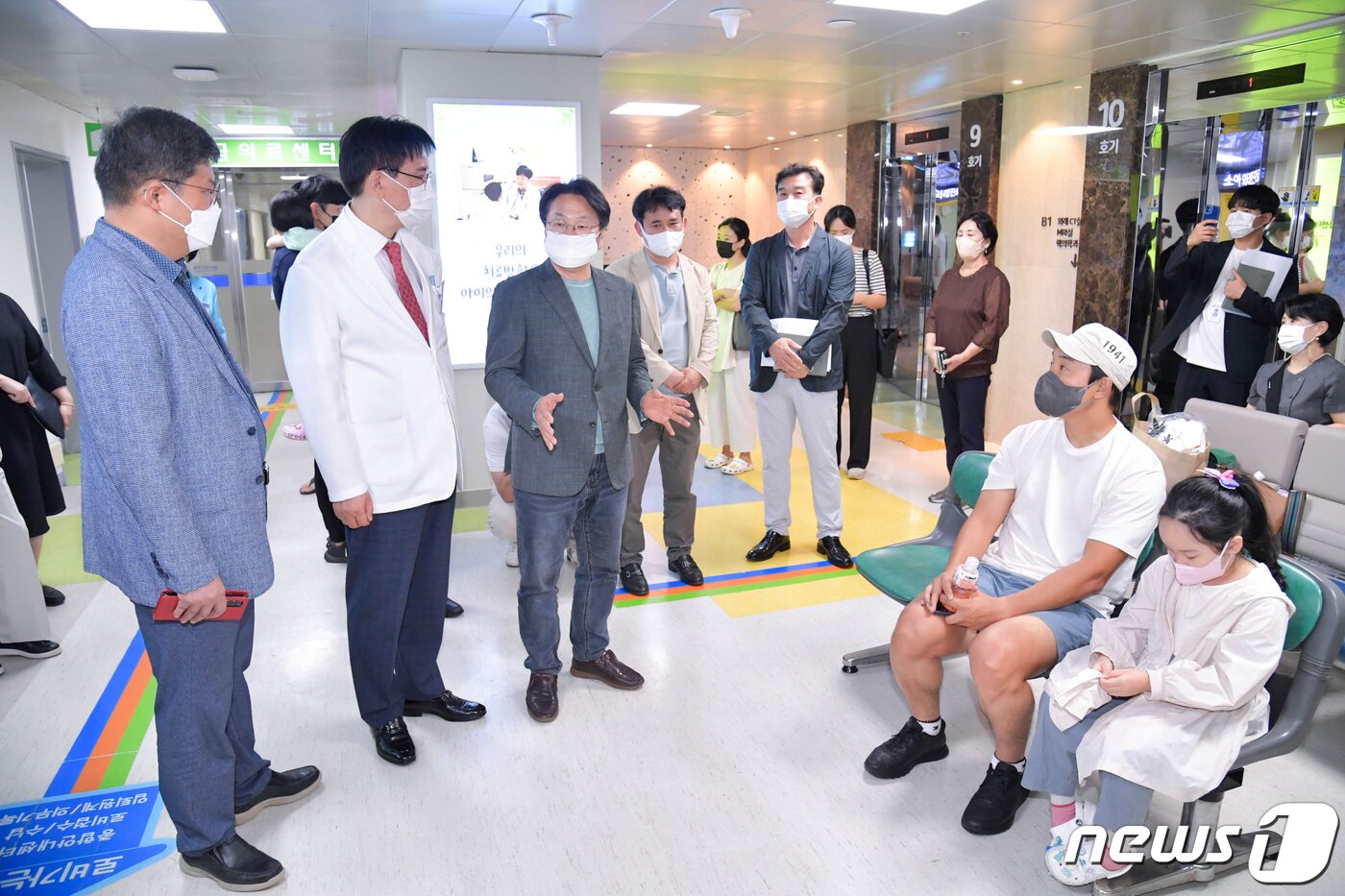 본문 이미지 - 강기정 광주시장이 지역 유일의 공공심야어린이병원인 광주기독병원을 방문, 어린이 환자와 가족들을 격려하고 있다.&#40;광주시 제공&#41;  ⓒ News1