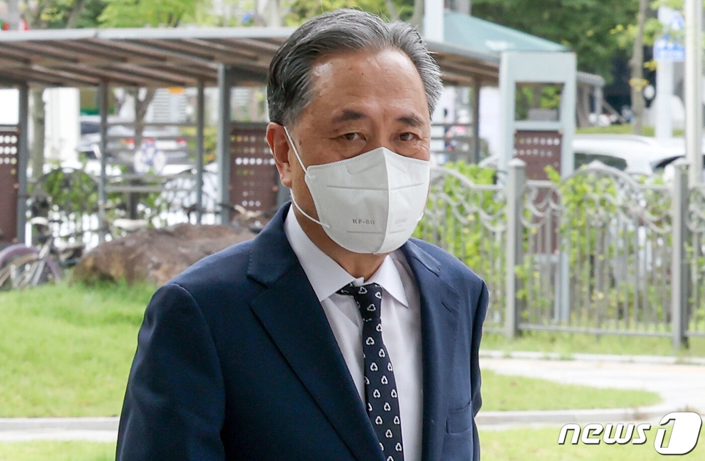 본문 이미지 - 펀드 출자 과정에서 억대 규모의 금품을 수수한 혐의를 받는 박차훈 새마을금고중앙회장이 25일 서울 송파구 서울동부지방법원에서 열린 특정경제범죄가중처벌 등에 관한 법률 위반&#40;수재 등&#41; 관련 첫 공판에 출석하고 있다. 2023.9.25/뉴스1 ⓒ News1 김성진 기자