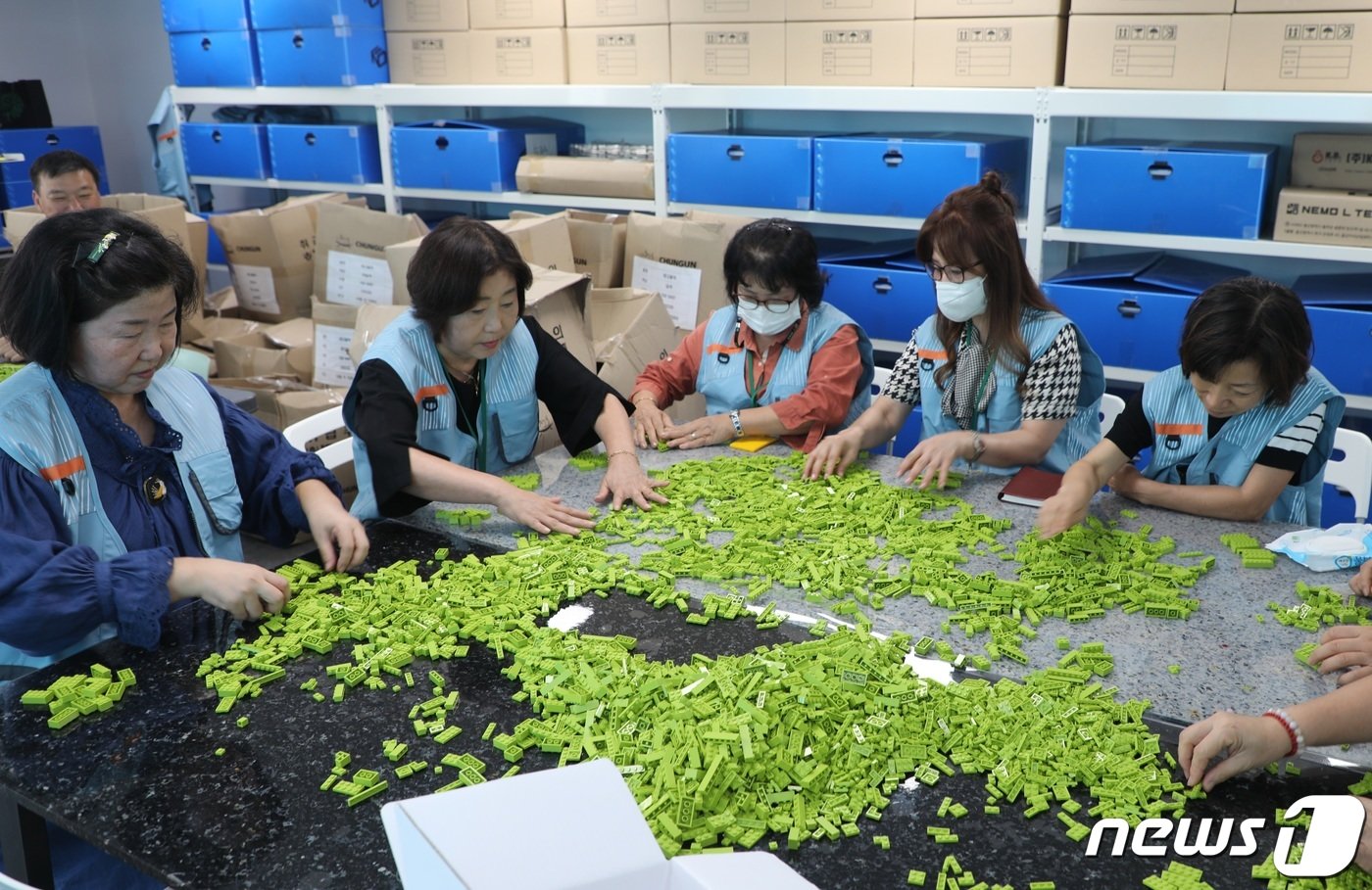 부산 동구 우리동네ESG센터에서 근무하는 지역 어르신들이 재활용 플라스틱 분리 작업을 하고 있다. /2023.9.25 ⓒ News1 노경민 기자