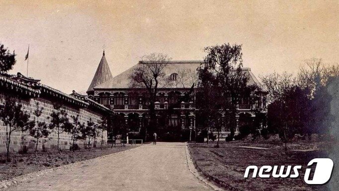 본문 이미지 - 1910년 ~ 1917년 덕수궁 돈덕전 (일본 궁내성 소장 창덕궁사진첩)  (문화재청 제공).