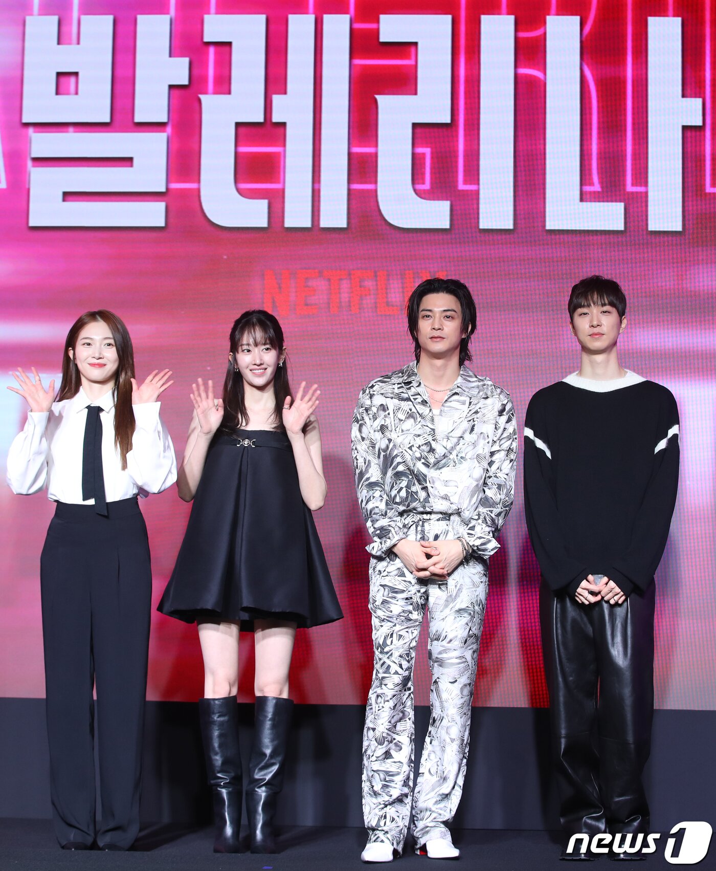 본문 이미지 - 배우 박유림(왼쪽부터)과 전종서, 김지훈, 이충현 감독이 25일 서울 마포구 호텔나루 서울 엠갤러리에서 열린 넷플릭스 영화 '발레리나‘ 제작보고회에서 포즈를 취하고 있다. '발레리나'는 경호원 출신 옥주(전종서 분)가 소중한 친구 민희(박유림 분)를 죽음으로 몰아간 최프로(김지훈 분)를 쫓으며 펼치는 아름답고 무자비한 감성 액션 복수극이다. 2023.9.25/뉴스1 ⓒ News1 권현진 기자