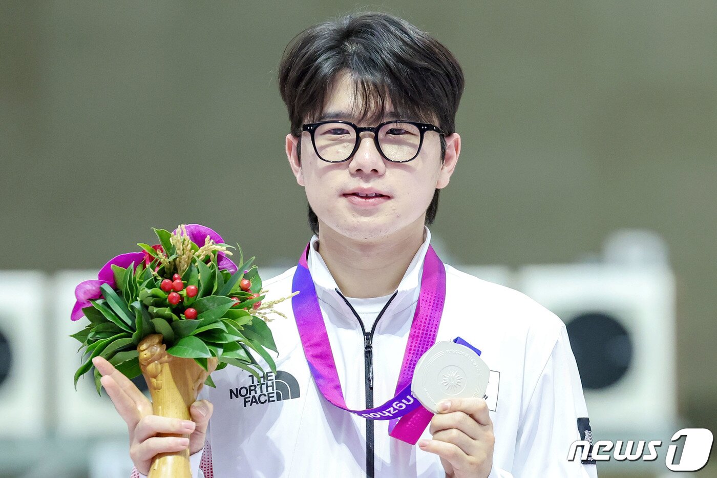 본문 이미지 - 25일 오후 중국 항저우 푸양 인후 스포츠센터에서 열린 2022 항저우 아시안게임 남자 10ｍ 공기소총 개인 경기에서 2위를 차지한 대한민국 박하준이 은메달을 목에 걸고 포즈를 취하고 있다. 2023.9.25/뉴스1 ⓒ News1 민경석 기자