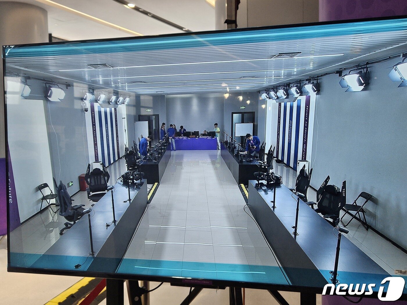 본문 이미지 - '아레나 오브 발러'(왕자영요) 외 종목들의 경기가 치러진 항저우e스포츠 보조경기장의 모습. 진입이 불가능해 믹스트존에 마련된 현장 중계를 통해서만 상황을 파악할 수 있다. 2023.9.25/뉴스1 ⓒ News1 박소은 기자