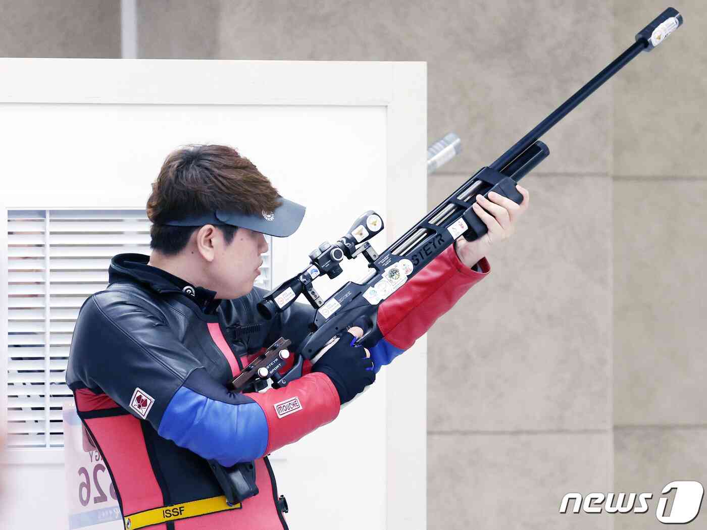 25일 오전 중국 항저우 푸양 인후 스포츠센터에서 열린 2022 항저우 아시안게임 남자 10ｍ 러닝타깃 개인 및 단체전에서 대한민국 정유진이 사격을 준비하고 있다. 2023.9.25/뉴스1 © News1 민경석 기자