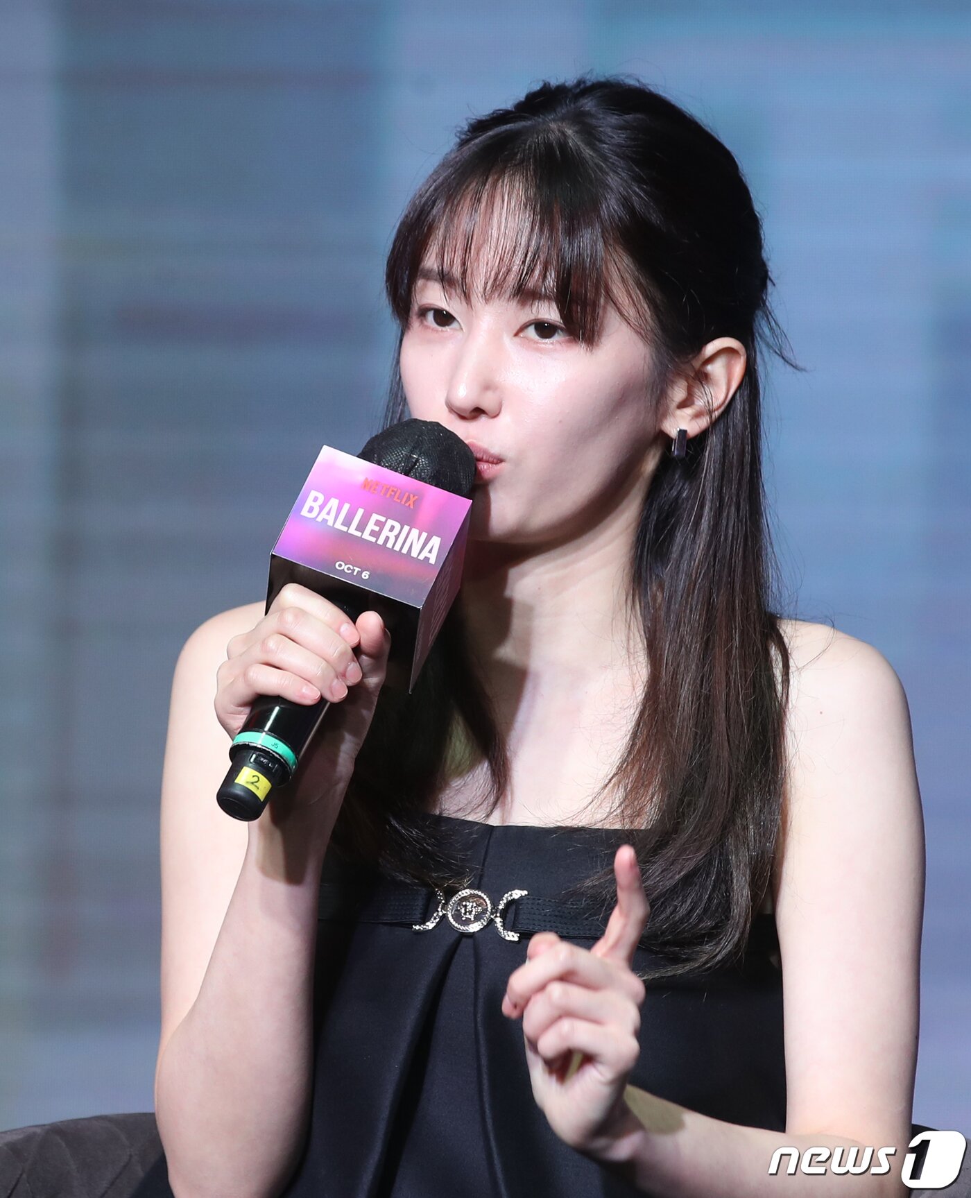 본문 이미지 - 배우 전종서가 25일 서울 마포구 호텔나루 서울 엠갤러리에서 열린 넷플릭스 영화 '발레리나‘ 제작보고회에서 인사말을 하고 있다. '발레리나'는 경호원 출신 옥주(전종서 분)가 소중한 친구 민희(박유림 분)를 죽음으로 몰아간 최프로(김지훈 분)를 쫓으며 펼치는 아름답고 무자비한 감성 액션 복수극이다. 2023.9.25/뉴스1 ⓒ News1 권현진 기자