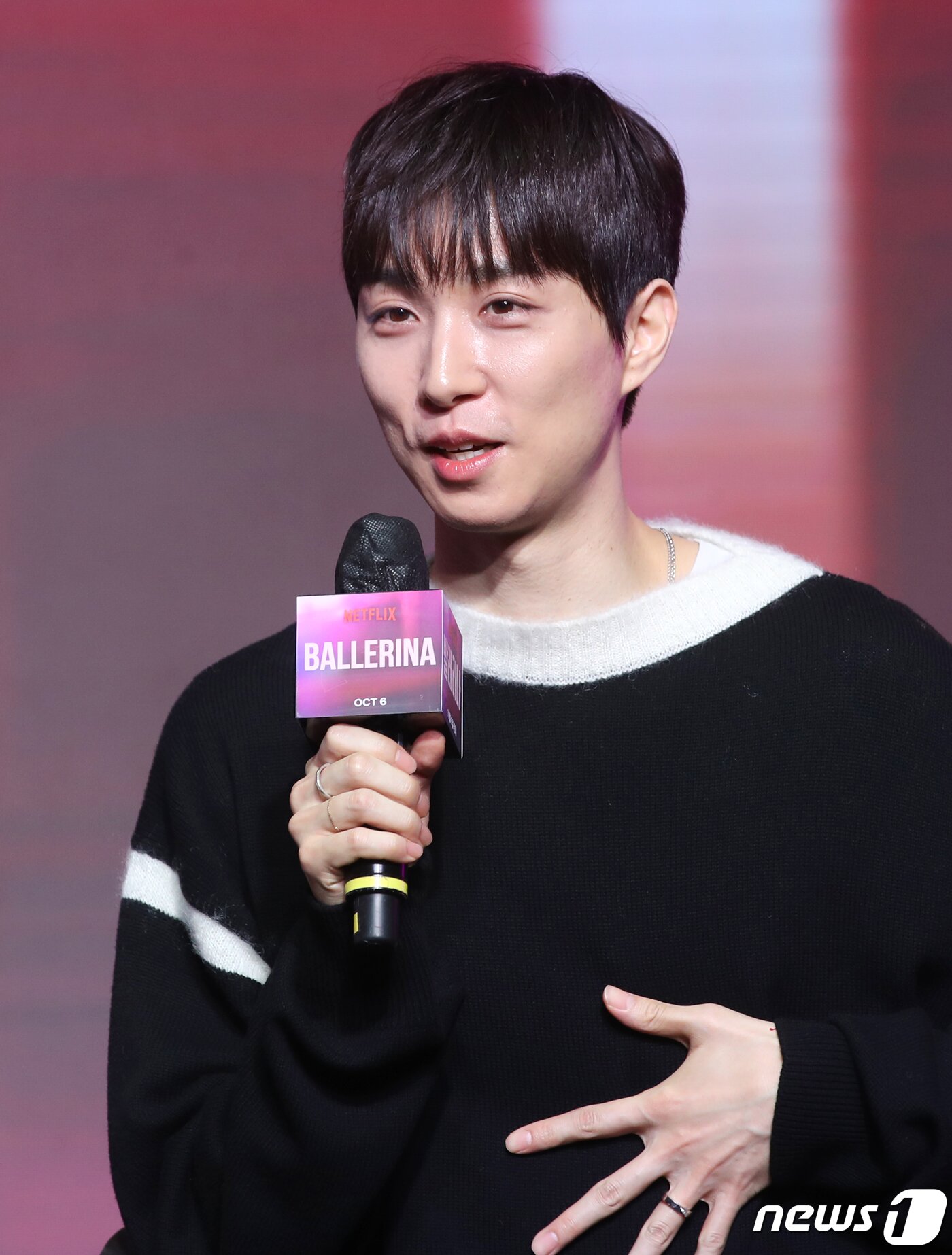 본문 이미지 - 이충현 감독이 25일 서울 마포구 호텔나루 서울 엠갤러리에서 열린 넷플릭스 영화 '발레리나‘ 제작보고회에서 연인 전종서와의 촬영에 대해 이야기를 하고 있다. '발레리나'는 경호원 출신 옥주(전종서 분)가 소중한 친구 민희(박유림 분)를 죽음으로 몰아간 최프로(김지훈 분)를 쫓으며 펼치는 아름답고 무자비한 감성 액션 복수극이다. 2023.9.25/뉴스1 ⓒ News1 권현진 기자