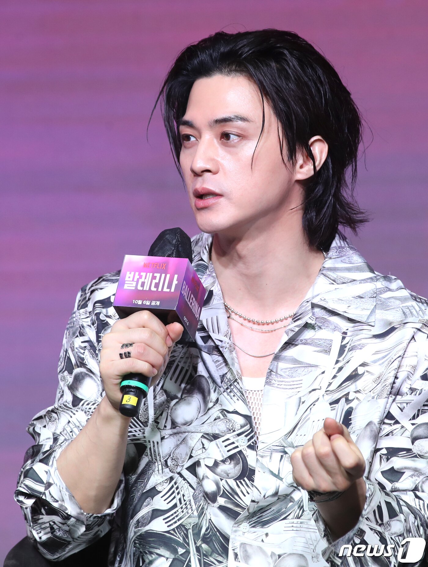 본문 이미지 - 배우 김지훈이 25일 서울 마포구 호텔나루 서울 엠갤러리에서 열린 넷플릭스 영화 '발레리나‘ 제작보고회에서 인사말을 하고 있다. '발레리나'는 경호원 출신 옥주(전종서 분)가 소중한 친구 민희(박유림 분)를 죽음으로 몰아간 최프로(김지훈 분)를 쫓으며 펼치는 아름답고 무자비한 감성 액션 복수극이다. 2023.9.25/뉴스1 ⓒ News1 권현진 기자