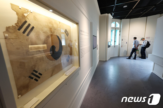 돈덕전에 전시된 진관사 태극기
