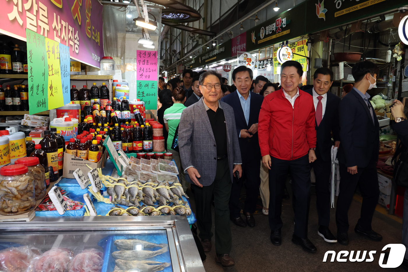 (서울=뉴스1) 황기선 기자 = 김기현 국민의힘 대표가 25일 오후 서울 강서구 방신전통시장을 방문, 시장을 둘러보고 있다. 2023.9.25/뉴스1