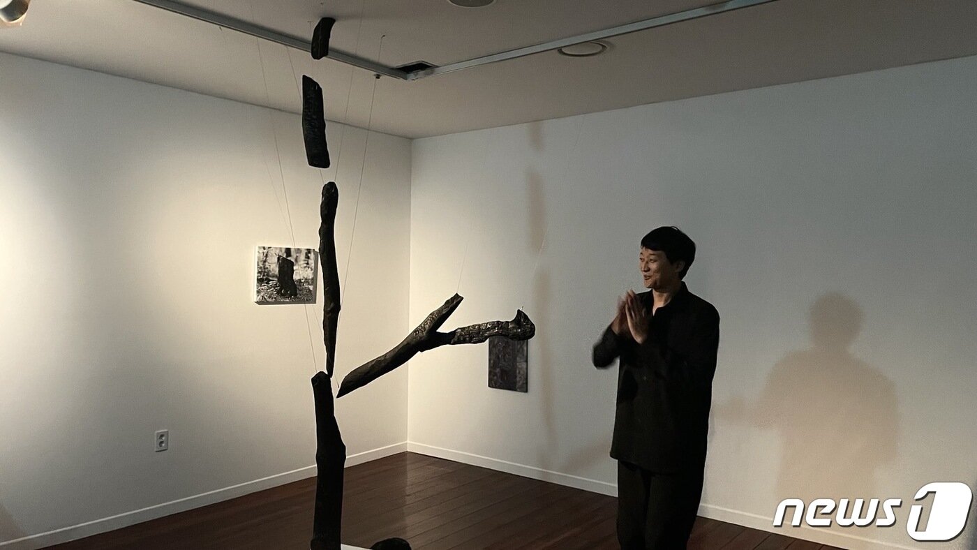 본문 이미지 - 강릉시립미술관에서 작품을 설명하는 임호경 작가. 2023.9.22/뉴스1 ⓒ 뉴스1 김일창 기자