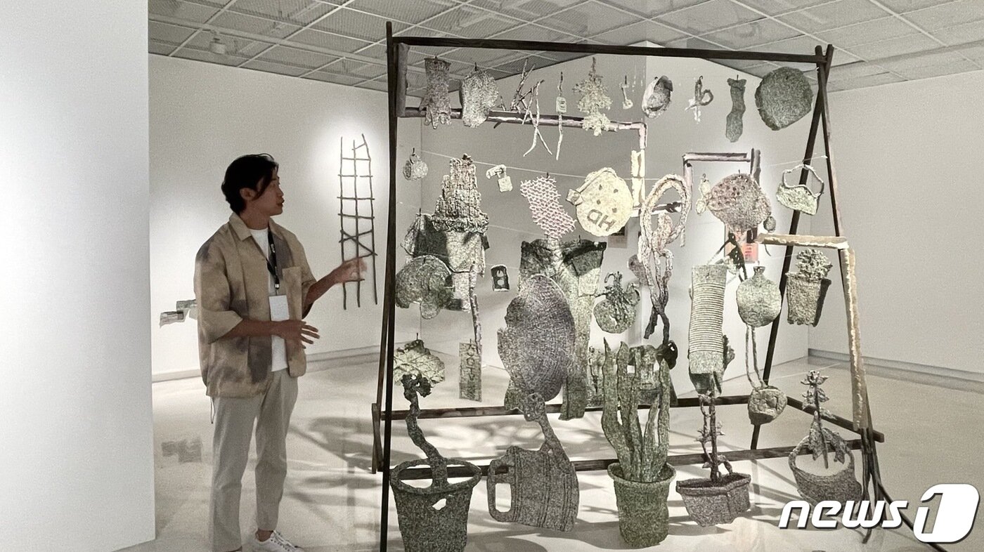 본문 이미지 - 강릉시립미술관에서 작업을 소개하는 송신규 작가. 2023.9.22/뉴스1 ⓒ 뉴스1 김일창 기자